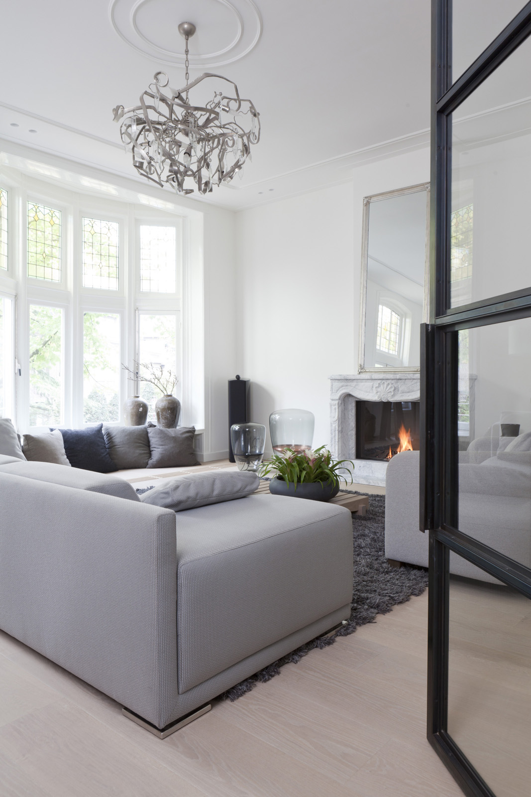 Moderne woonkamer, Plafond met ornamenten, Luxe schouw, Marmeren schouw, Mooie raamwerken, Woonkamer glas in lood, Luxury, Design, Exclusive, Modern, Custom Made, Special, Beautiful