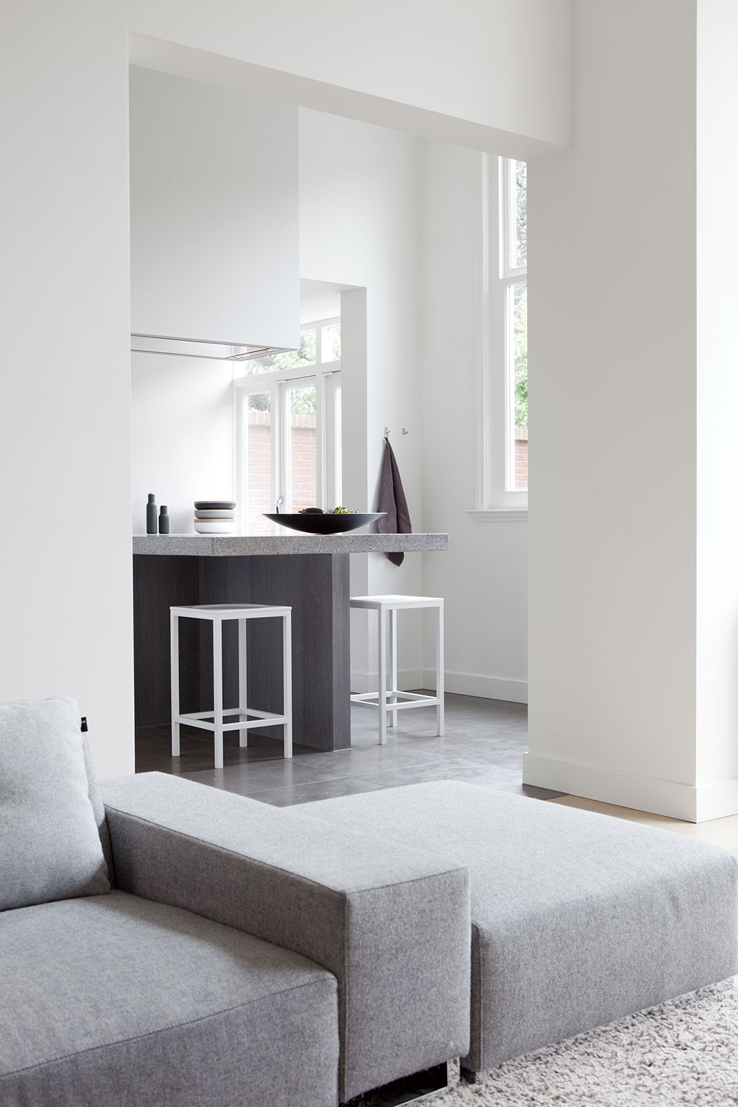 Moderne woning, Moderne woonkamer, Woon inspiratie, Moderne bank,Furniture,Corner,Table,Indoors,Room,Rug,Dining Table,Living Room,Bar Stool,Housing, Luxury, Design, Exclusive, Modern, Custom Made, Special, Beautiful