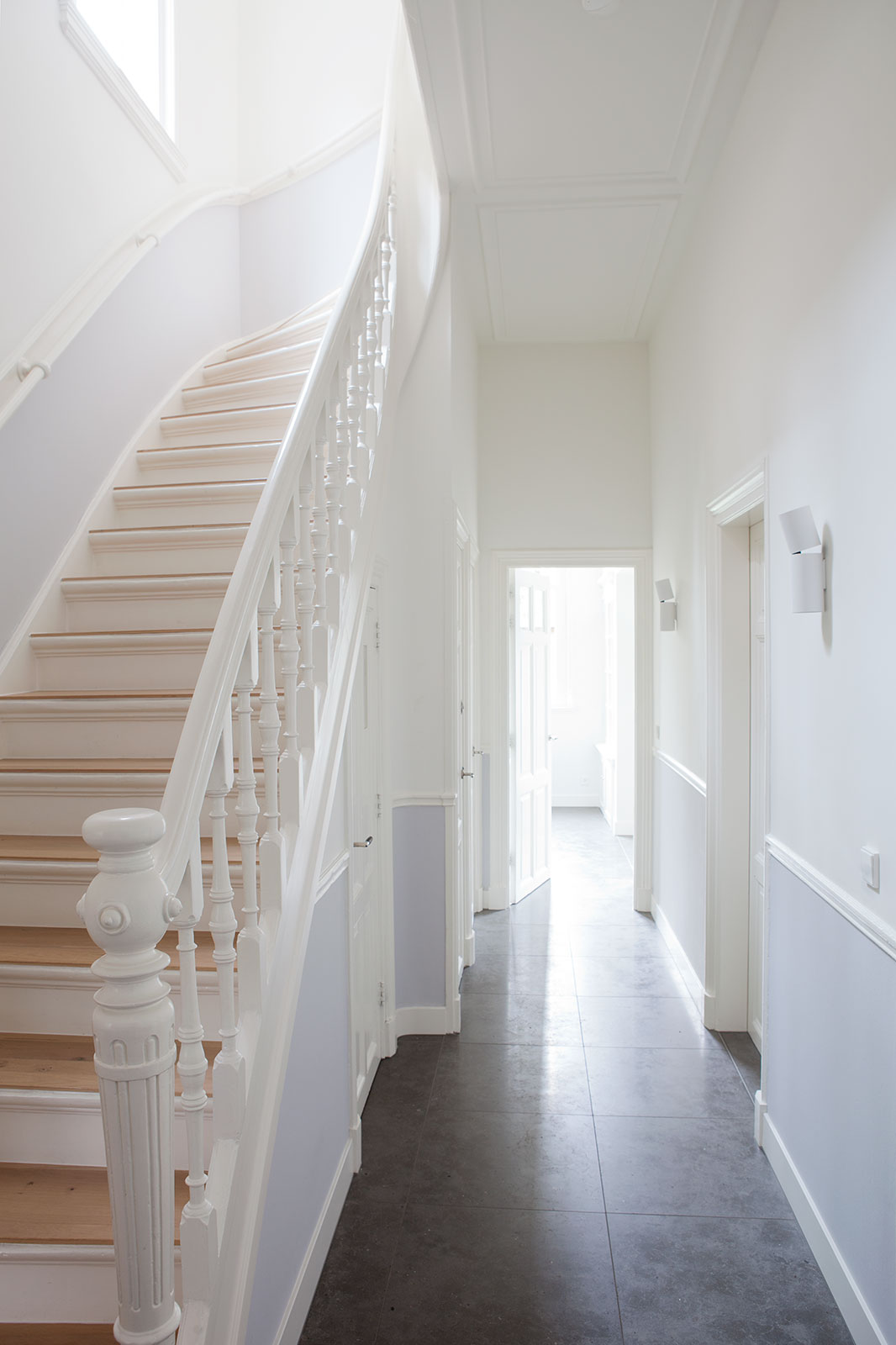 Klassieke ballustrade, Klassieke trap, Trap inspiratie, Houten trap, ,Staircase,Interior Design,Indoors,Wood,Flooring,Hardwood,Living Room,Floor,Corridor,Handrail, Luxury, Design, Exclusive, Modern, Custom Made, Special, Beautiful