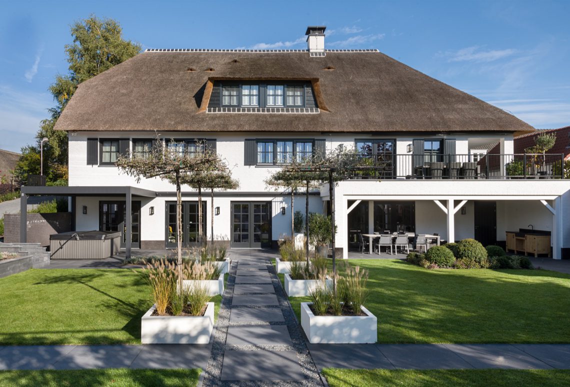Luxe meubelen in royale tuin ,Huisvesting, Gebouw, Gras, Plant, Cottage, Huis, Villa, Herenhuis, Gazon, Buitenshuis, Luxe, Design, Exclusief, Modern, Maatwerk, Bijzondere, Mooie