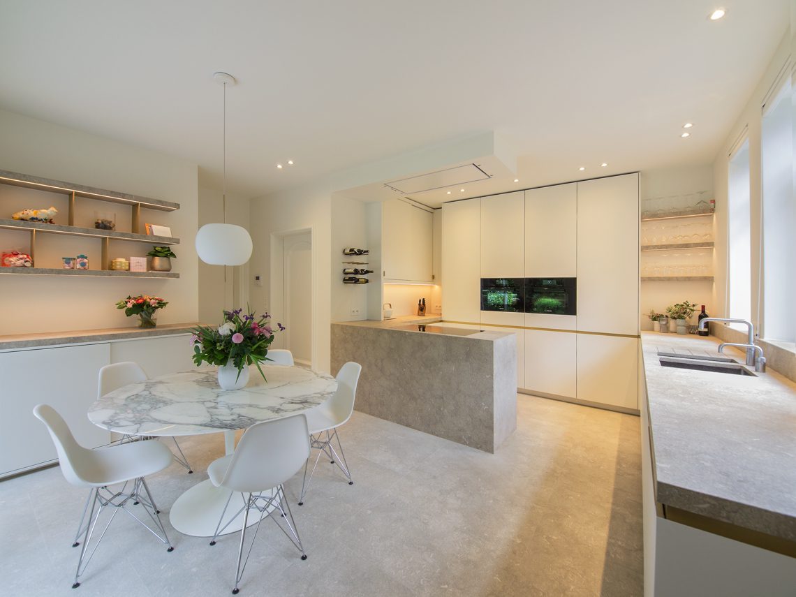 Luxe keuken met moderne meubelen ,Meubilair, Stoel, Eettafel, Tafel, Binnen, Kamer, Huisvesting, Interieur Ontwerp, Eetkamer, Vloeren, Luxe, Design, Exclusief, Modern, Maatwerk, Bijzondere, Mooie
