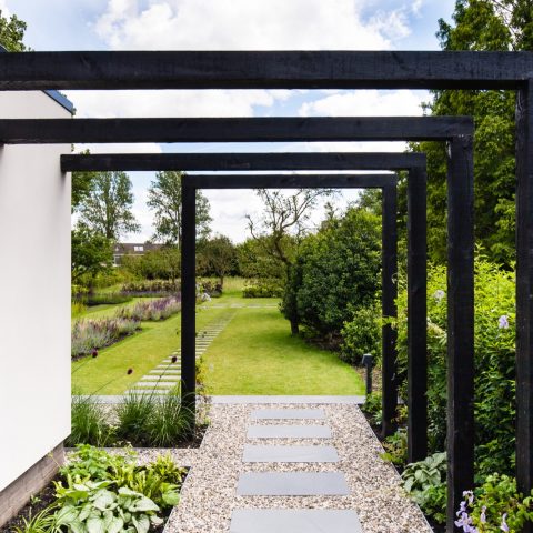 Modern villa garden in Capelle aan den IJssel