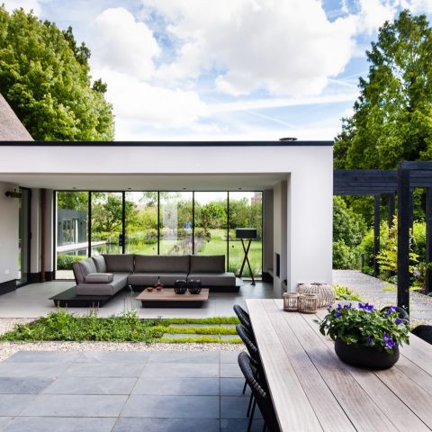 Modern villa garden in Capelle aan den IJssel
