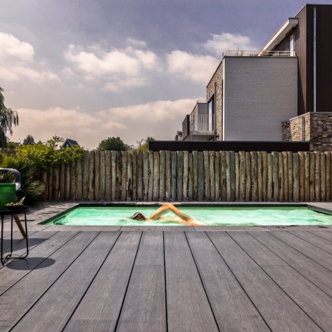 Garden with swimming pool at water villa in Reeuwijk