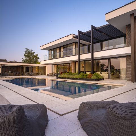 House with cosmopolitan grandeur