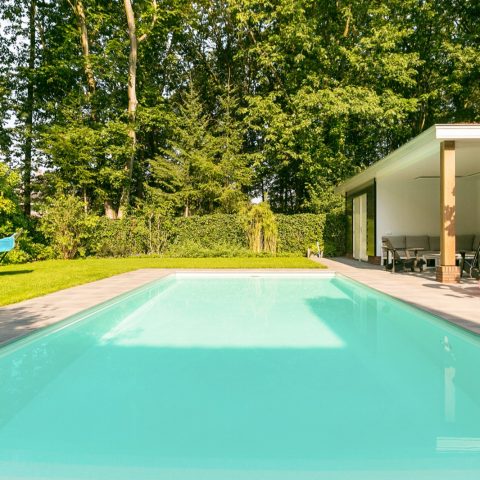 Swimming pool of the Nova line in a green outdoor area