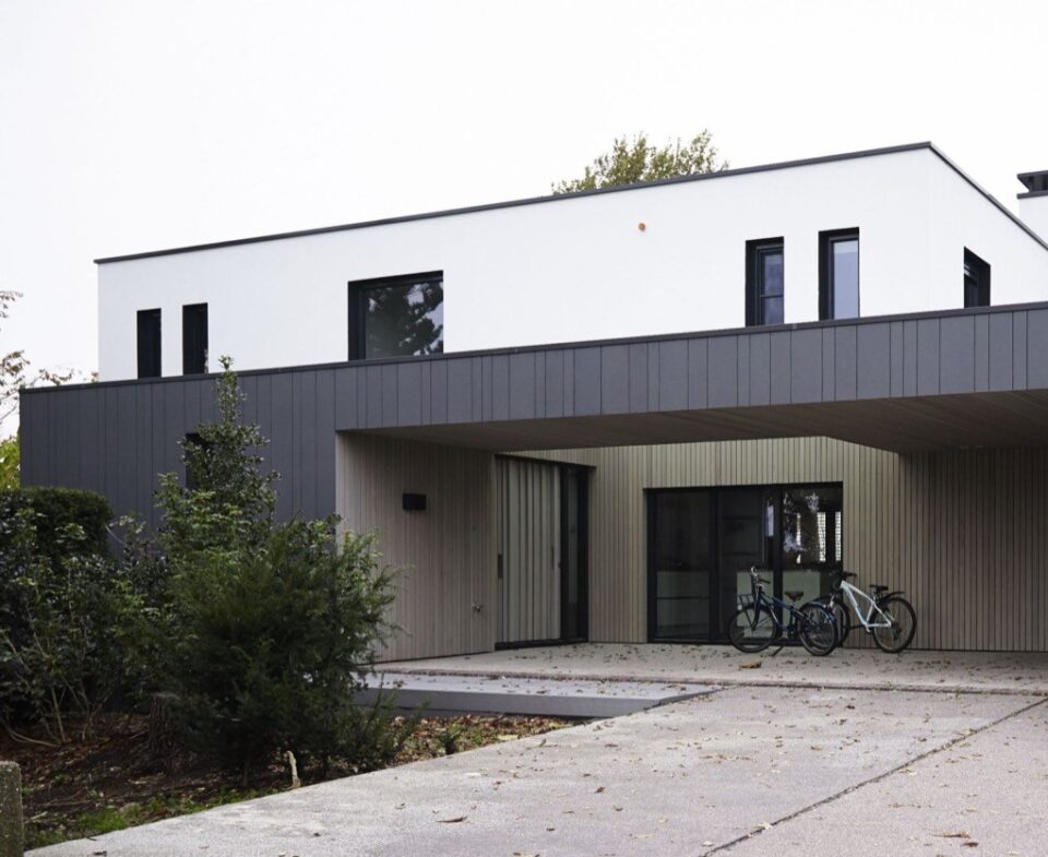 Moderne voorgevel van luxe villa
