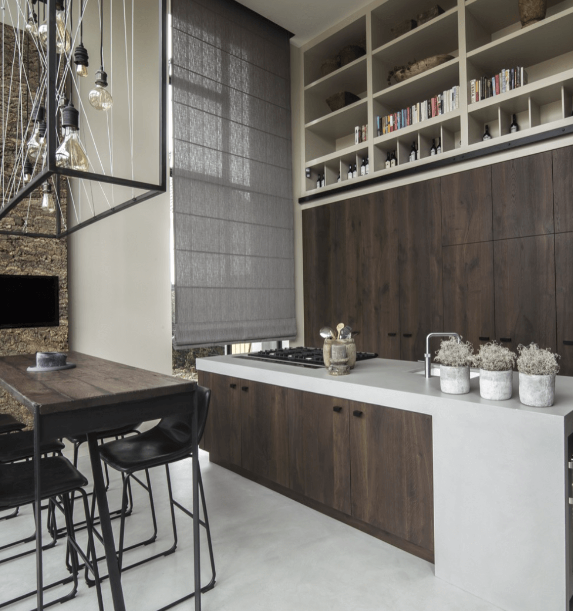 Luxe landkeuken, modern wit kookeiland met houten kastjes, Grove stalen handgrepen, Chrome kraan, prachtig houten hoge tafel, stalen barkrukken , Luxury, Design, Exclusive, Modern, Custom Made, Special, Beautiful