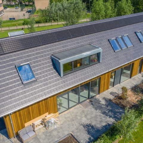 Black aluminum windows in sustainable Gouda home