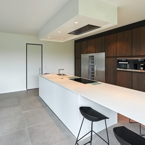 Sleek interior with black / white interior doors and a steel look pivot door