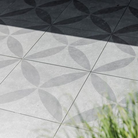 Contemporary veranda with “vtwonen” tiles