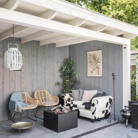 Contemporary veranda with “vtwonen” tiles