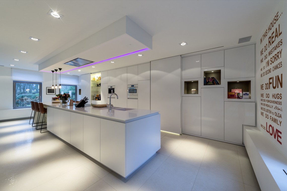 Luxe keuken met moderne meubelen ,Keukeneiland, Binnen, Meubilair, Kliniek, Tafelblad, Cafetaria, Verlichting, Lab, Interieurontwerp, Tafel, Luxe, Design, Exclusief, Modern, Maatwerk, Bijzondere, Mooie
