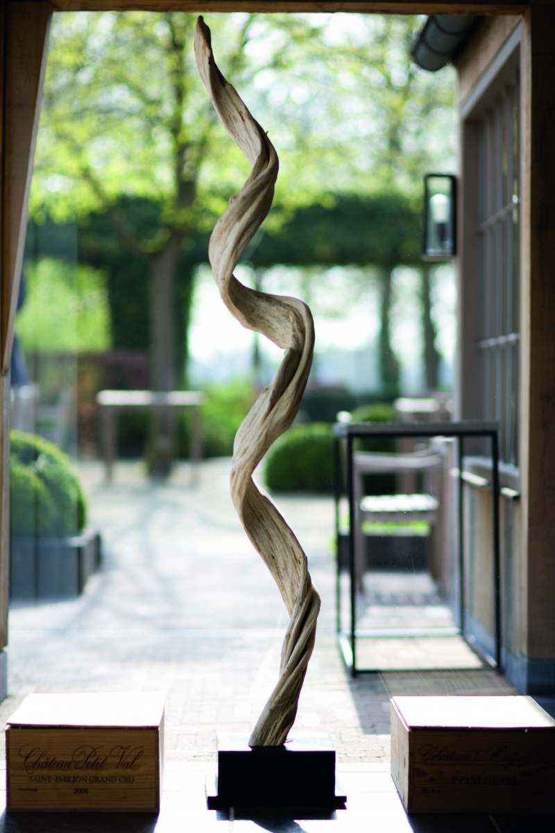 houten decoratie, restaurant,Wood,Bird,Plant,Corridor,Plywood,Hardwood,Art,Door,Outdoors,Sculpture, Luxury, Design, Exclusive, Modern, Custom Made, Special, Beautiful