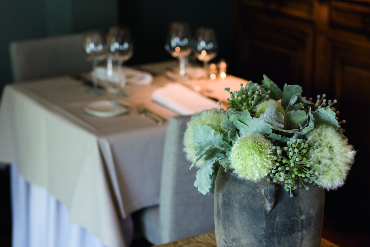 horeca tafel, eetkamerstoel, restaurant,Tablecloth,Furniture,Plant,Dining Table,Table,Flower,Floral Design,Graphics,Flower Arrangement,Home Decor, Luxury, Design, Exclusive, Modern, Custom Made, Special, Beautiful