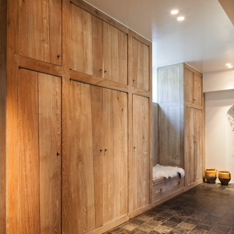 Traditional painting & stucco with a high-gloss brushed hall of the Antwerp castle house
