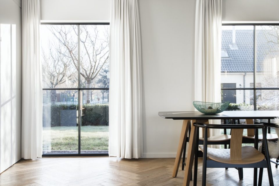 Elegante woning met ranke steellook ramen