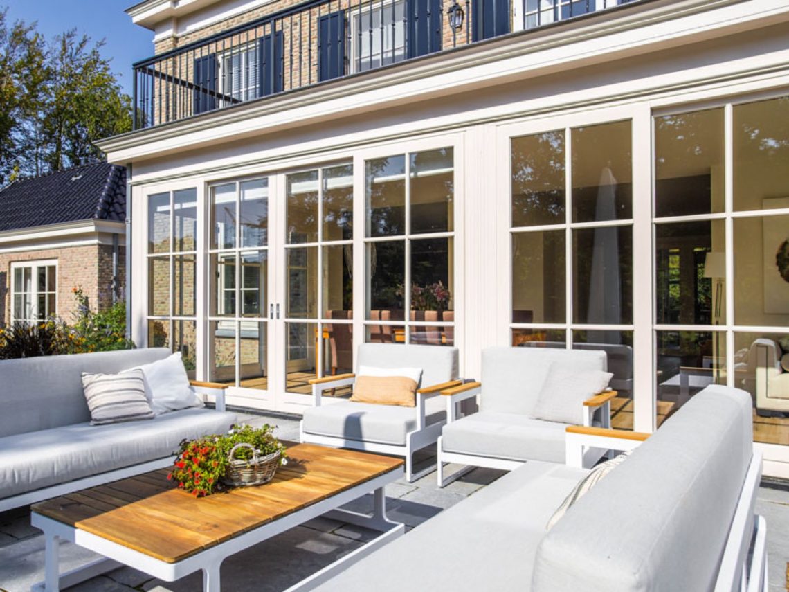 Luxe herenhuis met bakstenen gevel en grote glaspartij