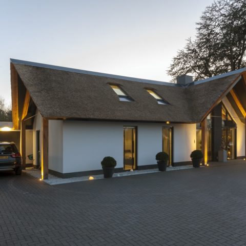 Stylish bungalow with thatched roof in Veenendaal