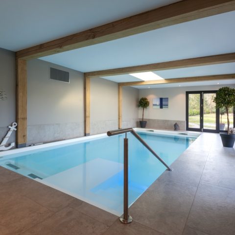 Stylish bungalow with thatched roof in Veenendaal