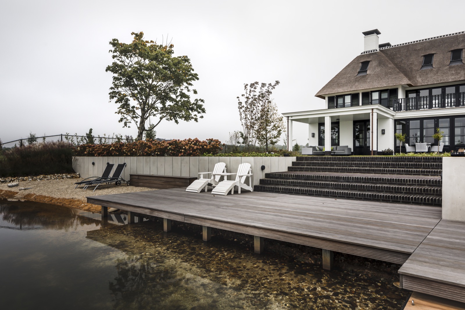 luxe woningen,Water,Building,Housing,Porch,Waterfront,Villa,Nature,Outdoors,Pier,Chair, Luxury, Design, Exclusive, Modern, Custom Made, Special, Beautiful