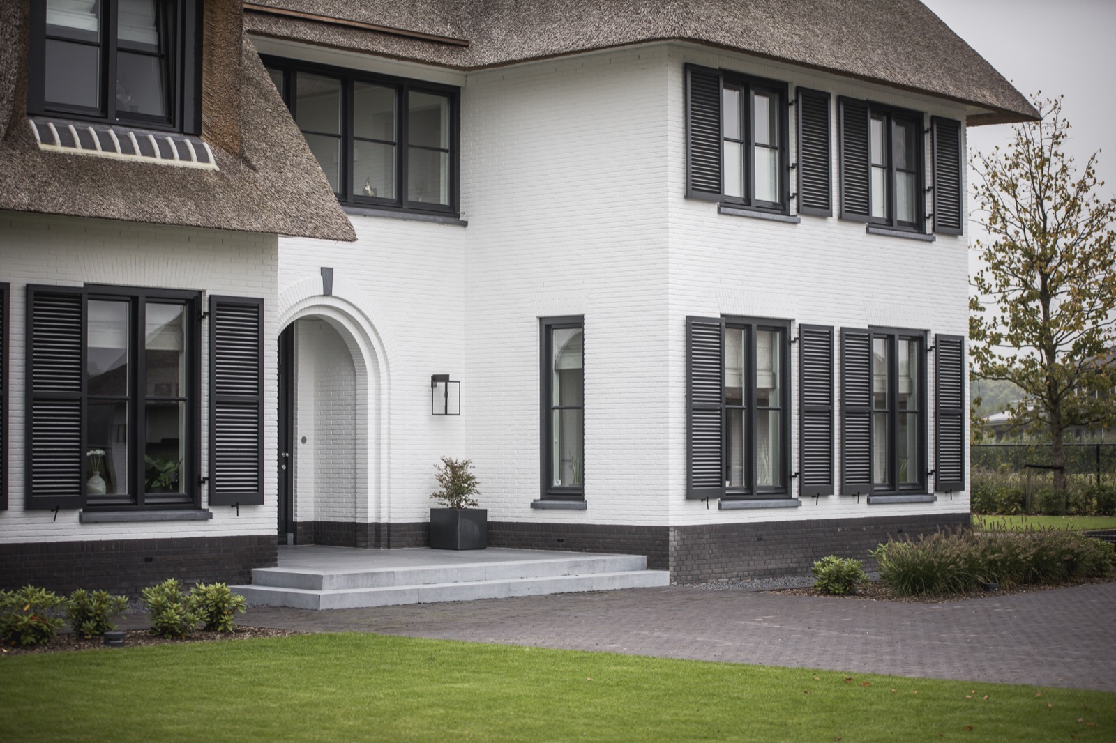 luxe woningen,Home Decor,Shutter,Window,Curtain,Grass,Plant,Building,Housing,Siding,Lawn, Luxury, Design, Exclusive, Modern, Custom Made, Special, Beautiful