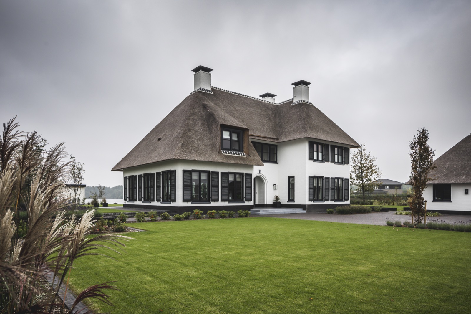 luxe woningen,Grass,Plant,Lawn,Housing,Building,House,Villa,Mansion,Cottage,Spire, Luxury, Design, Exclusive, Modern, Custom Made, Special, Beautiful