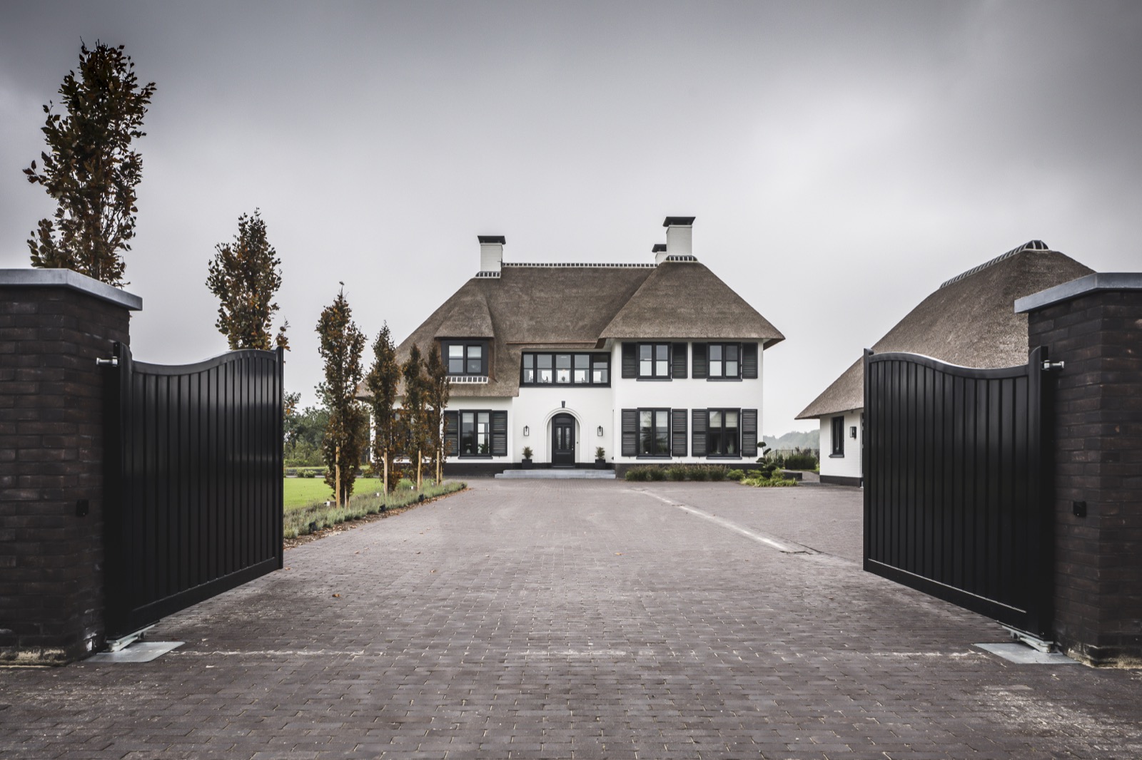 luxe woningen,Building,Housing,Gate,House,Villa,Urban,Mansion,Garage,Warehouse,Walkway, Luxury, Design, Exclusive, Modern, Custom Made, Special, Beautiful