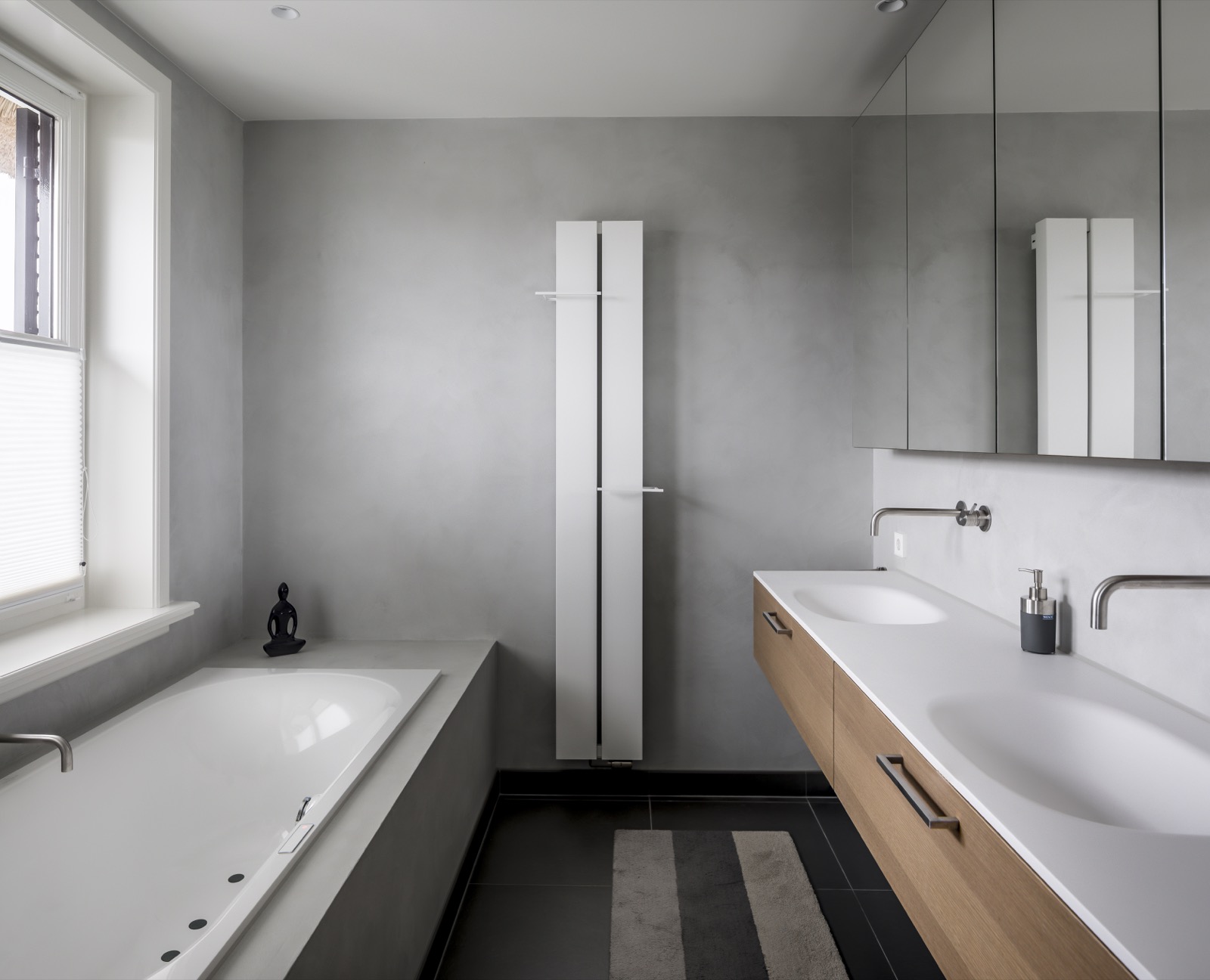 luxe woningen,Indoors,Room,Bathroom,Tub,Shower,Corner,Bathtub,Double Sink,Sink Faucet,Sink, Luxury, Design, Exclusive, Modern, Custom Made, Special, Beautiful
