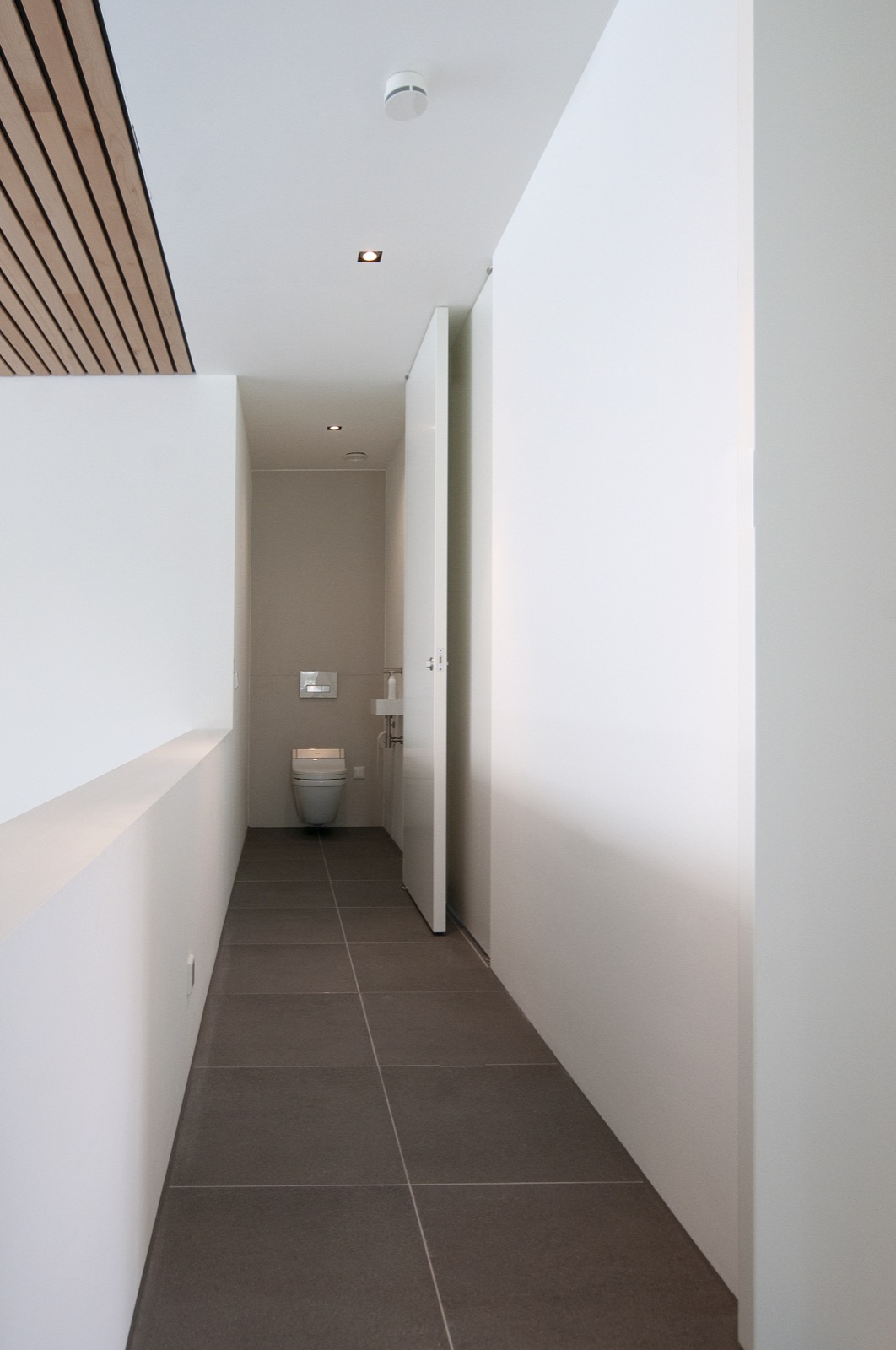 Houtz licht en sfeervol,Corridor,Floor,Flooring,Housing,Building,Indoors,Interior Design,Architecture,Corner,Lobby, Luxury, Design, Exclusive, Modern, Custom Made, Special, Beautiful
