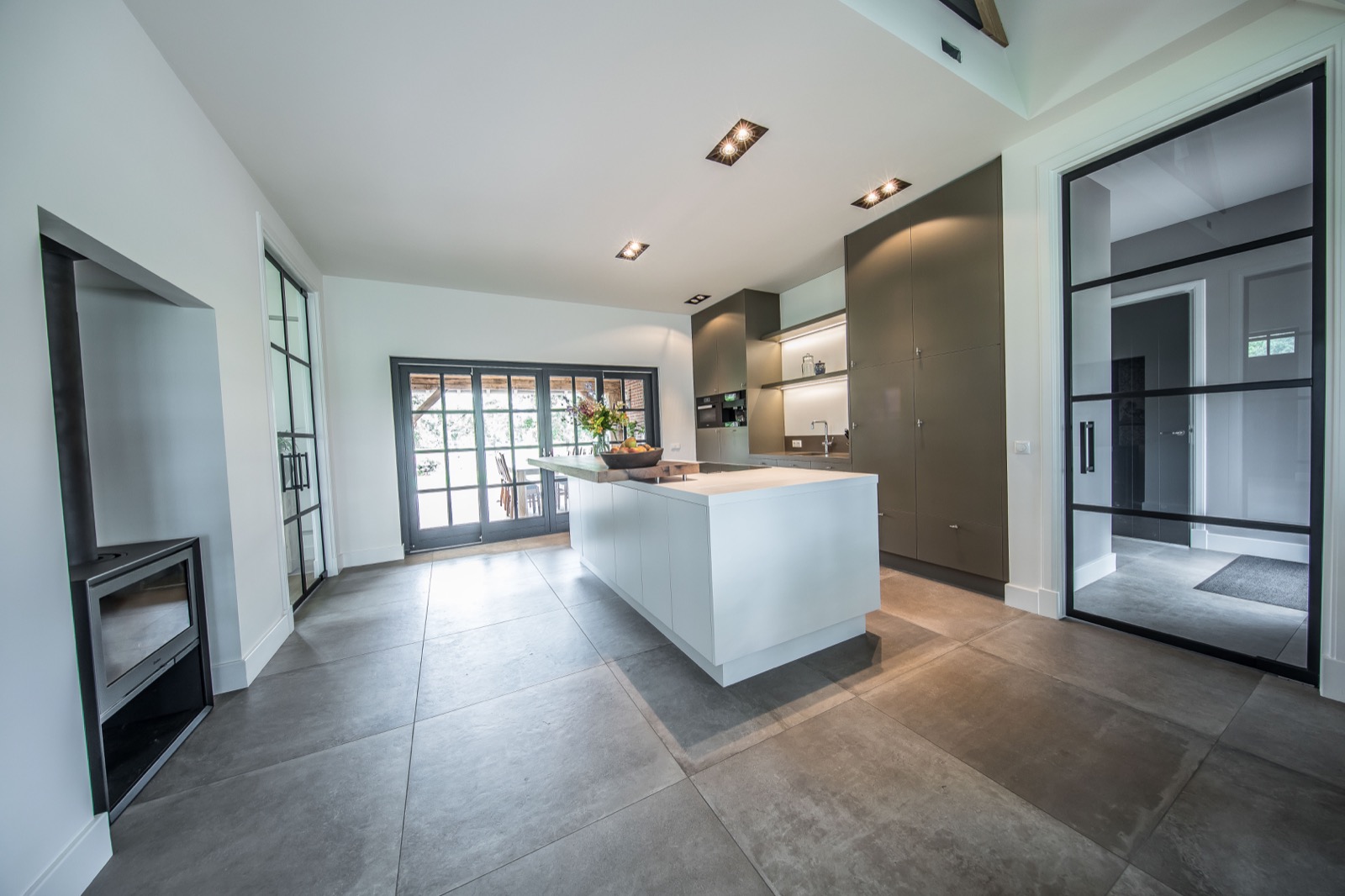 Interieur Oost luxe woonhuis,Furniture,Table,Lobby,Indoors,Reception,Floor,Flooring,Housing,Reception Desk,Interior Design, Luxury, Design, Exclusive, Modern, Custom Made, Special, Beautiful