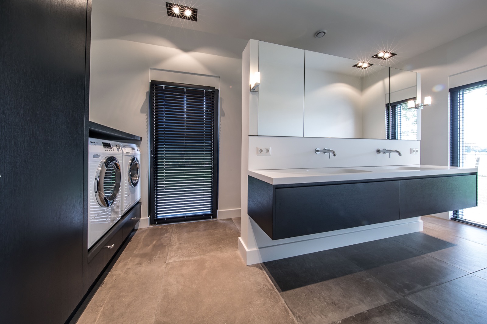 Interieur Oost luxe woonhuis,Interior Design,Indoors,Bathtub,Laundry,Appliance,Housing,Building,Room,Washer,Corner, Luxury, Design, Exclusive, Modern, Custom Made, Special, Beautiful