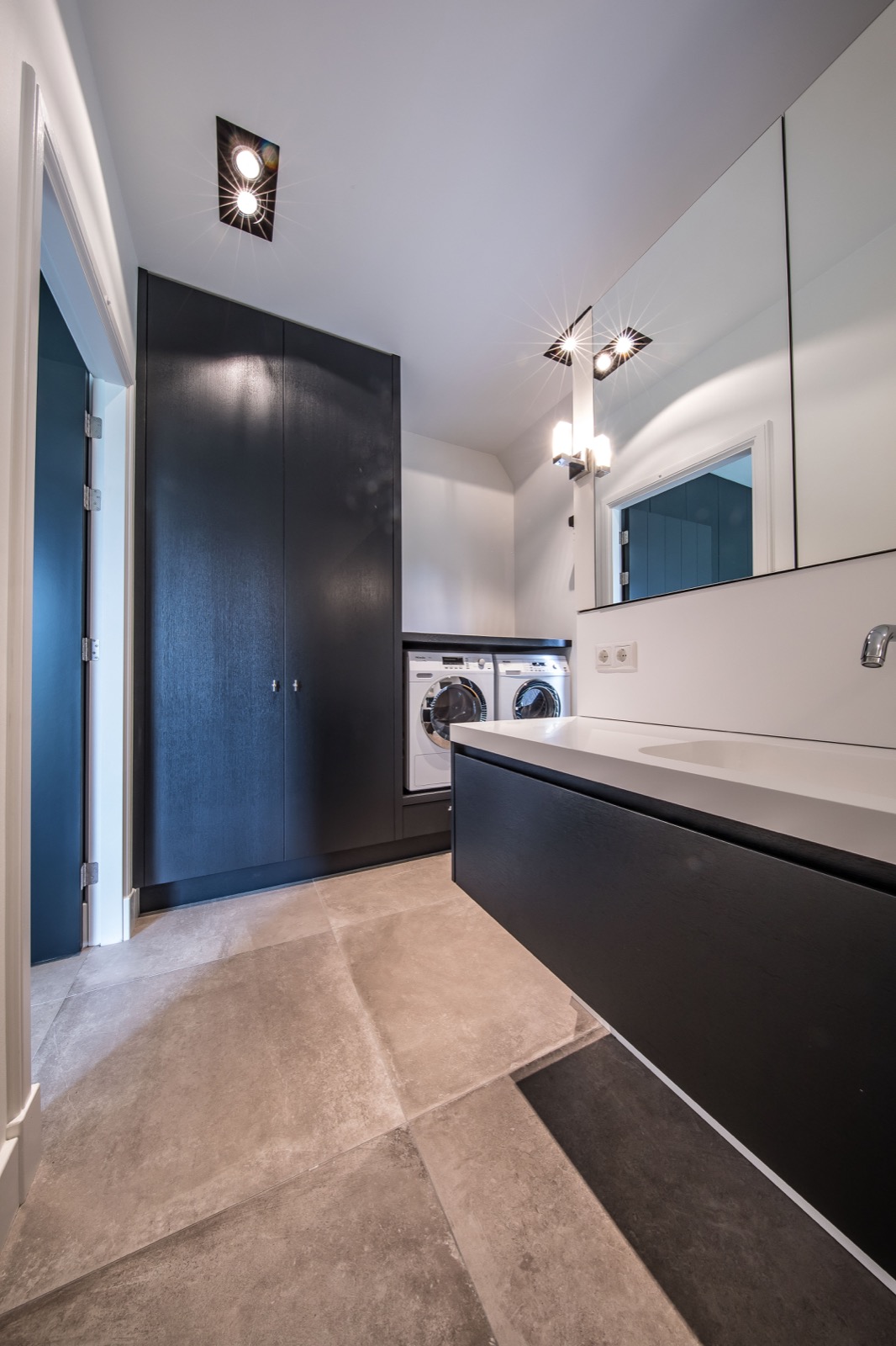 Interieur Oost luxe woonhuis,Laundry,Appliance,Interior Design,Indoors,Floor,Washer,Flooring,Corner,Dryer,Building, Luxury, Design, Exclusive, Modern, Custom Made, Special, Beautiful
