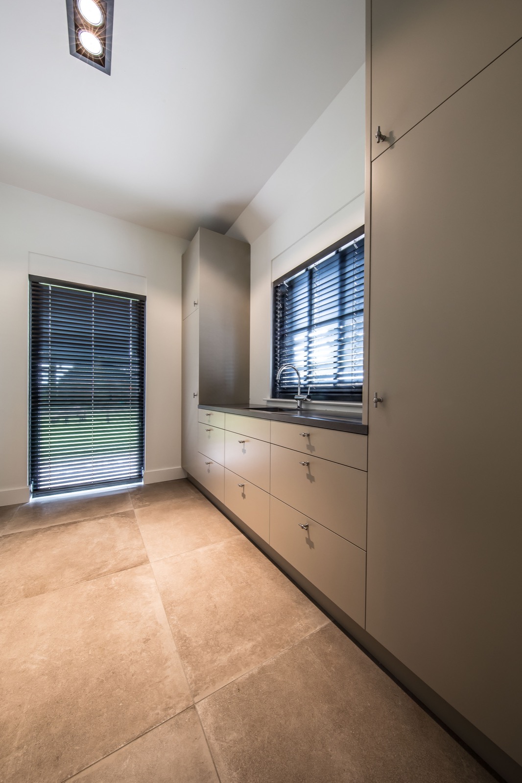 Interieur Oost luxe woonhuis,Home Decor,Window,Shutter,Curtain,Window Shade,Indoors,Room,City,Housing,Floor, Luxury, Design, Exclusive, Modern, Custom Made, Special, Beautiful
