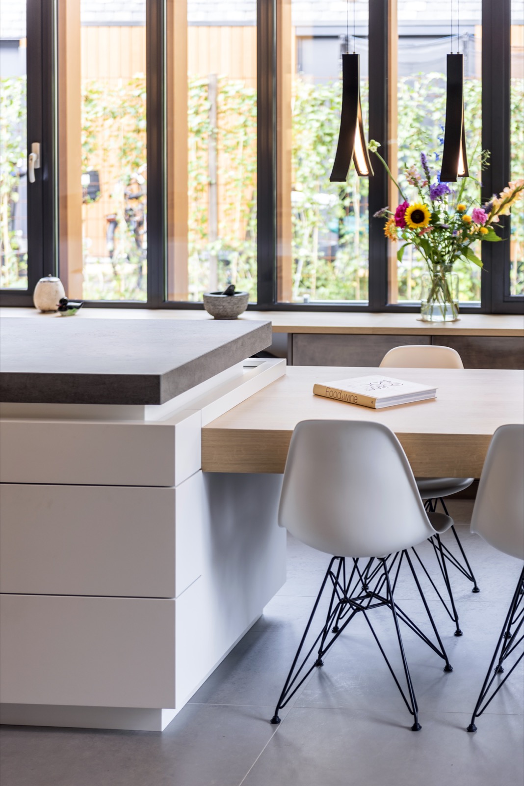 martin van essen luxe keuken,Chair,Furniture,Indoors,Room,Table,Interior Design,Flower,Plant,Tabletop,Dining Table, Luxury, Design, Exclusive, Modern, Custom Made, Special, Beautiful