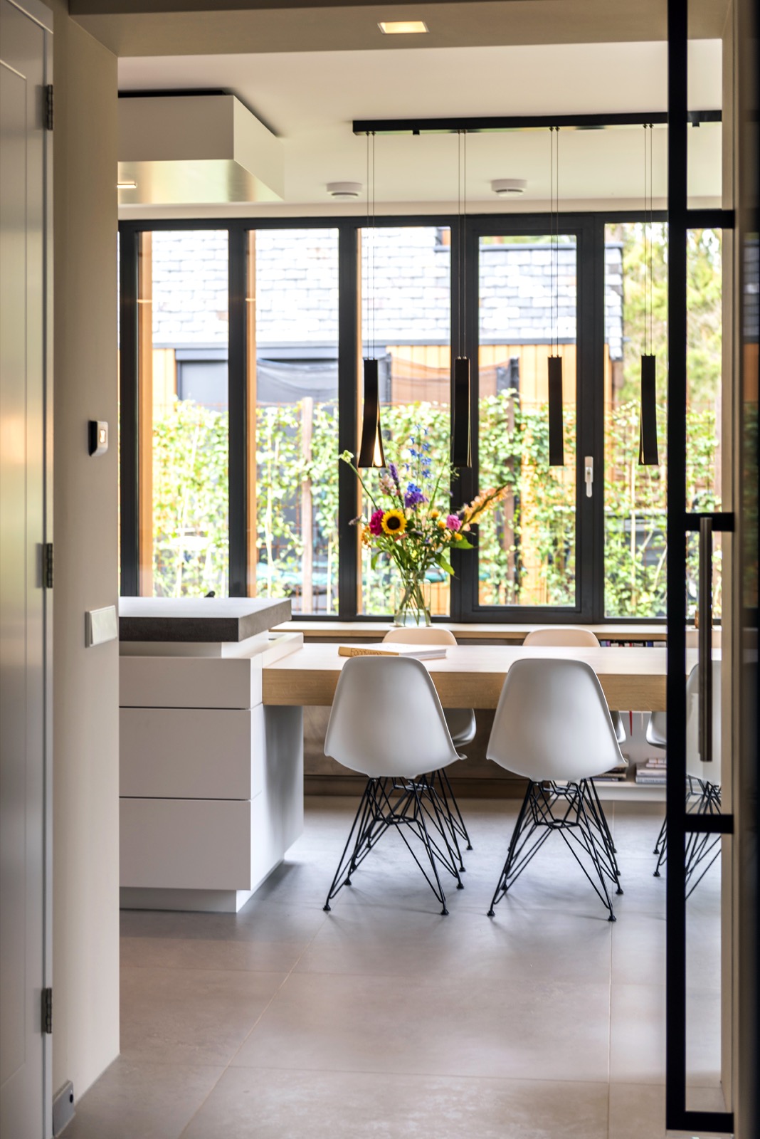 martin van essen luxe keuken,Chair,Ikebana,Plant,Flower,Flower Arrangement,Vase,Jar,Indoors,Room,Interior Design, Luxury, Design, Exclusive, Modern, Custom Made, Special, Beautiful