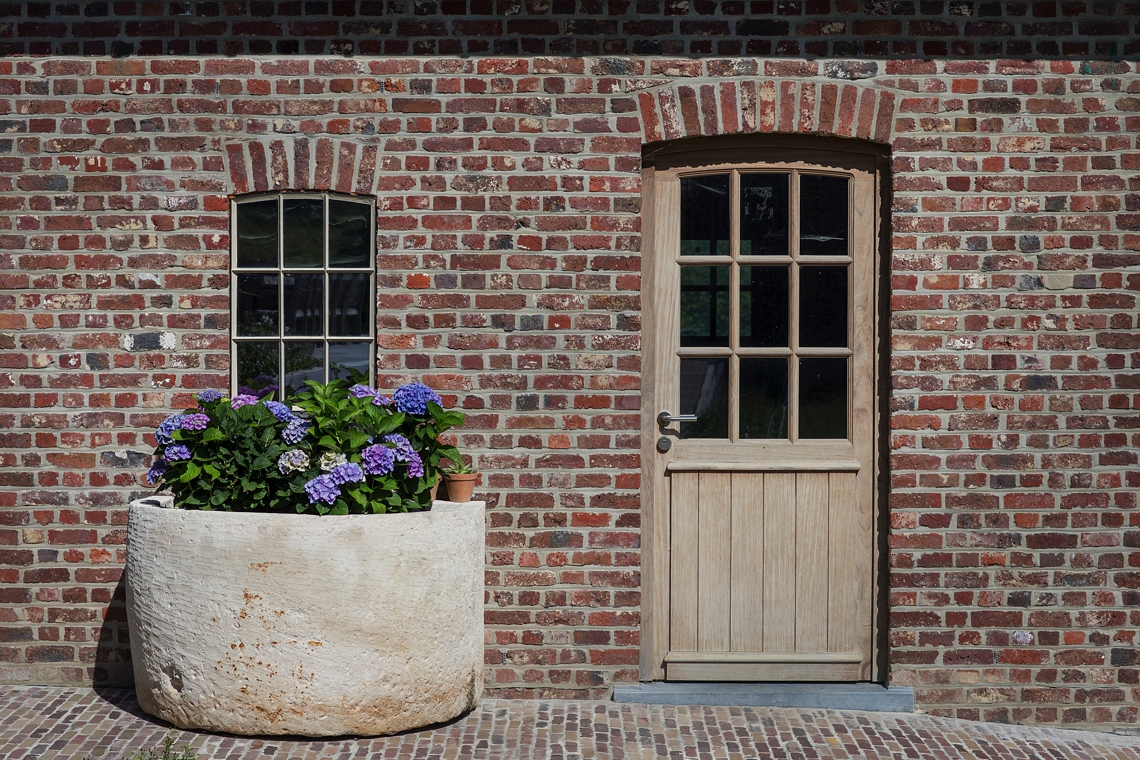 pouleyn luxe woning,Potted Plant,Plant,Vase,Jar,Pottery,Brick,Walkway,Path,Door,Planter, Luxury, Design, Exclusive, Modern, Custom Made, Special, Beautiful