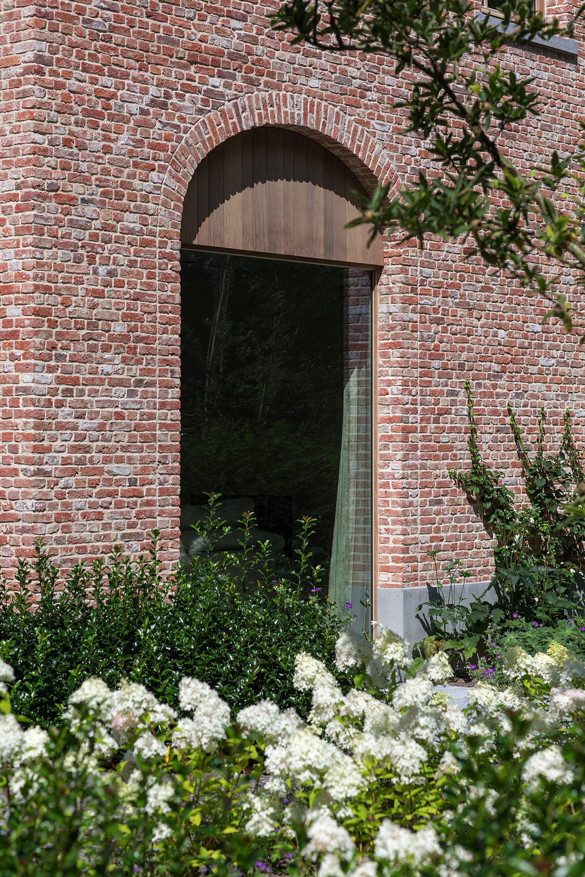 pouleyn luxe woning,Brick,Architecture,Building,Arch,Plant,Flower,Bridge,Condo,Pillar,Garden, Luxury, Design, Exclusive, Modern, Custom Made, Special, Beautiful
