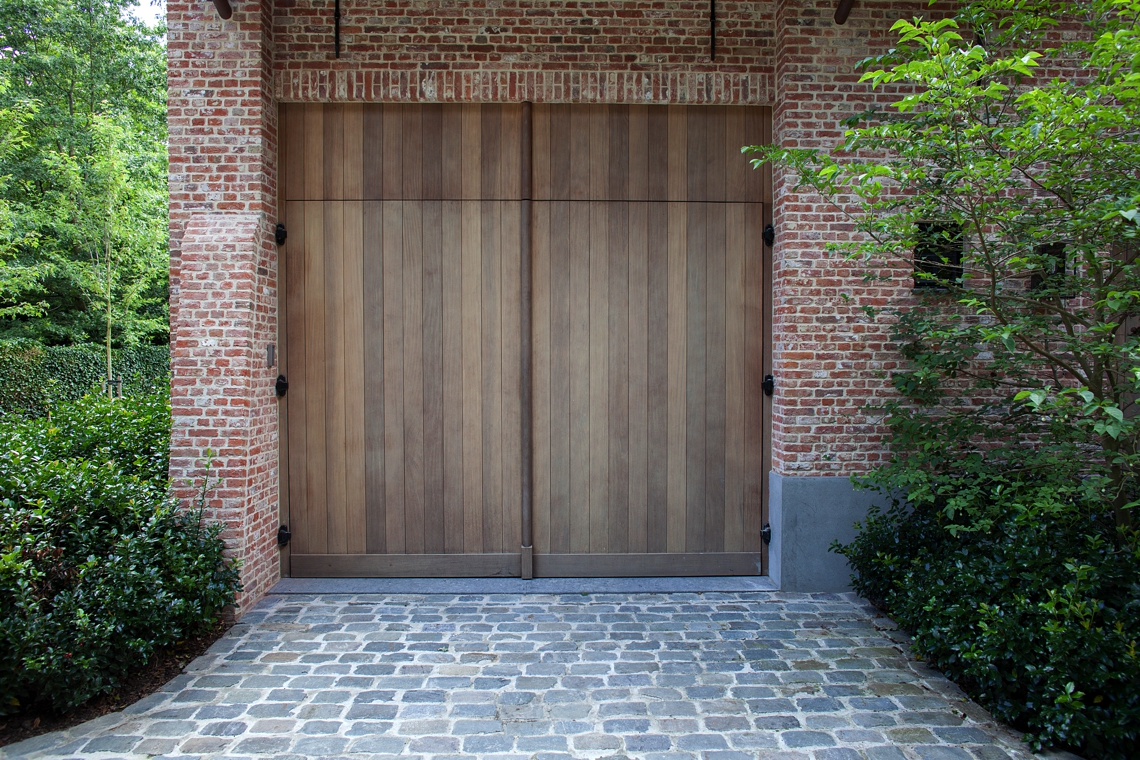 pouleyn luxe woning,Walkway,Path,Sidewalk,Door,Cobblestone,Rug,Garage,Plant,Brick,Window, Luxury, Design, Exclusive, Modern, Custom Made, Special, Beautiful