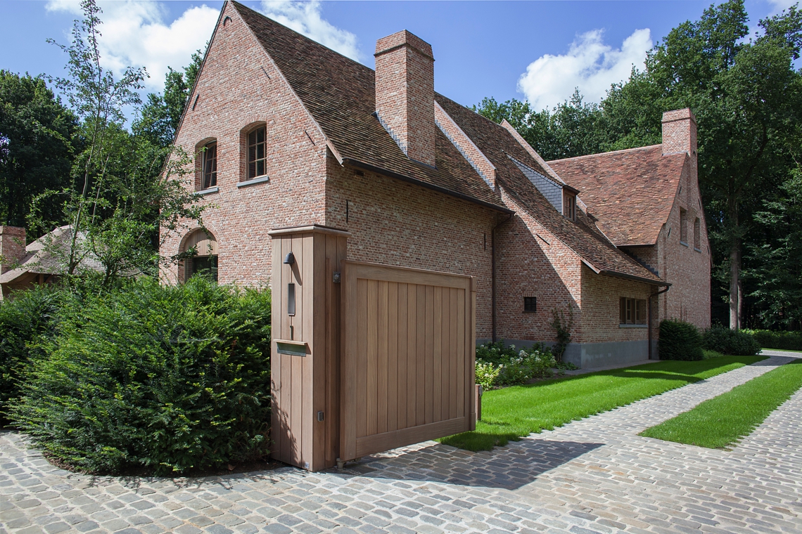 pouleyn luxe woning,Walkway,Path,Garage,Grass,Plant,Sidewalk,Housing,Building,Flagstone,House, Luxury, Design, Exclusive, Modern, Custom Made, Special, Beautiful