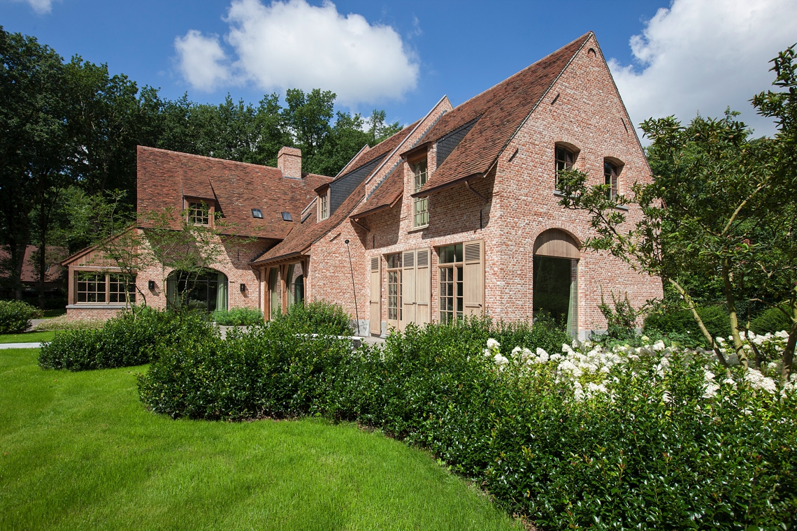 pouleyn luxe woning,Grass,Plant,Cottage,Housing,Building,House,Villa,Lawn,Mansion,Spire, Luxury, Design, Exclusive, Modern, Custom Made, Special, Beautiful