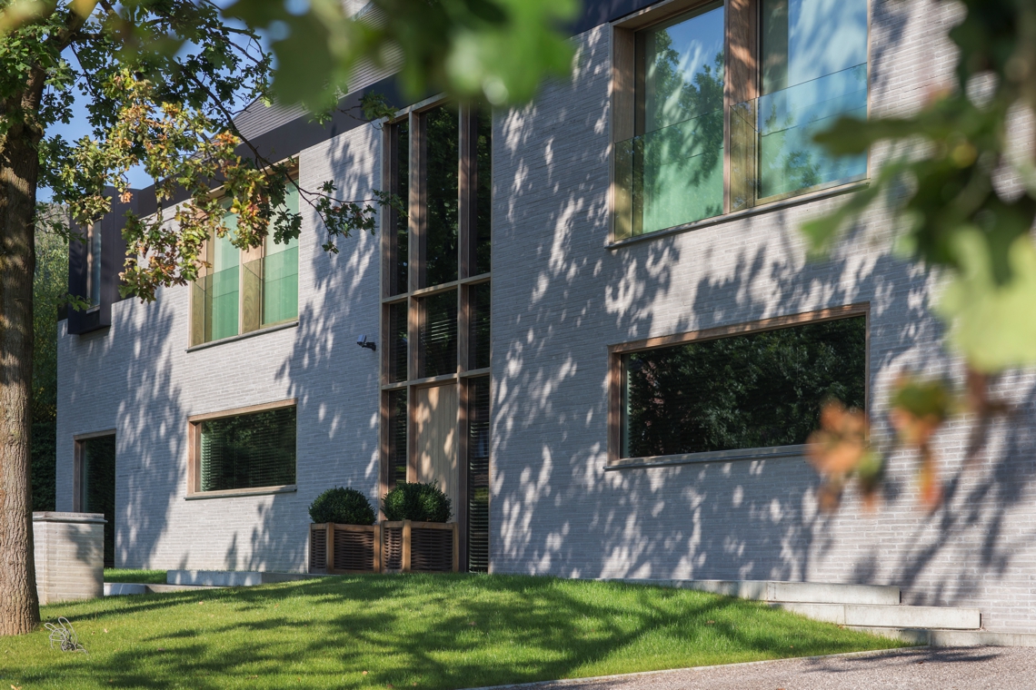 pouleyn luxe woning,Grass,Plant,Building,Lawn,Urban,Person,Housing,Tree,City,Condo, Luxury, Design, Exclusive, Modern, Custom Made, Special, Beautiful