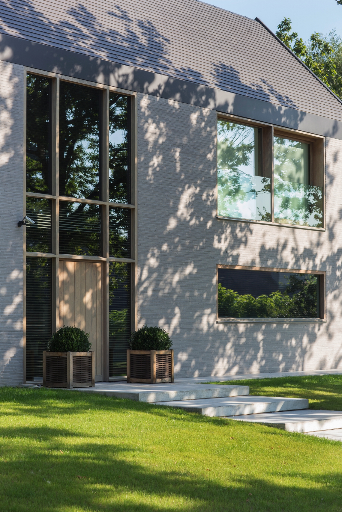 pouleyn luxe woning,Grass,Plant,Picture Window,Housing,Building,Lawn,House,Yard,Siding,Window, Luxury, Design, Exclusive, Modern, Custom Made, Special, Beautiful