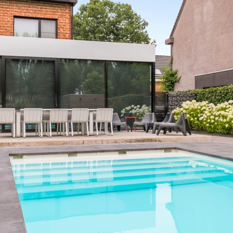 Nova pool with lounge