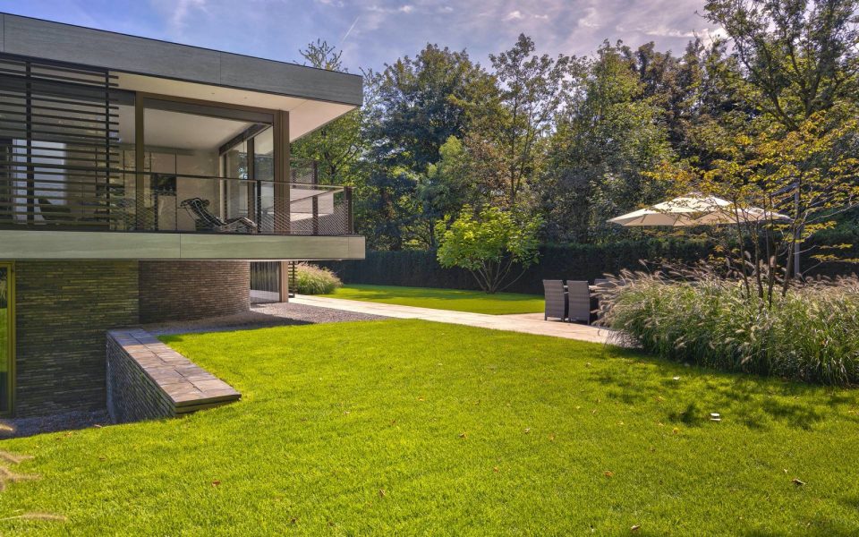 Stoop Groen Villa in the green: modern landscaping