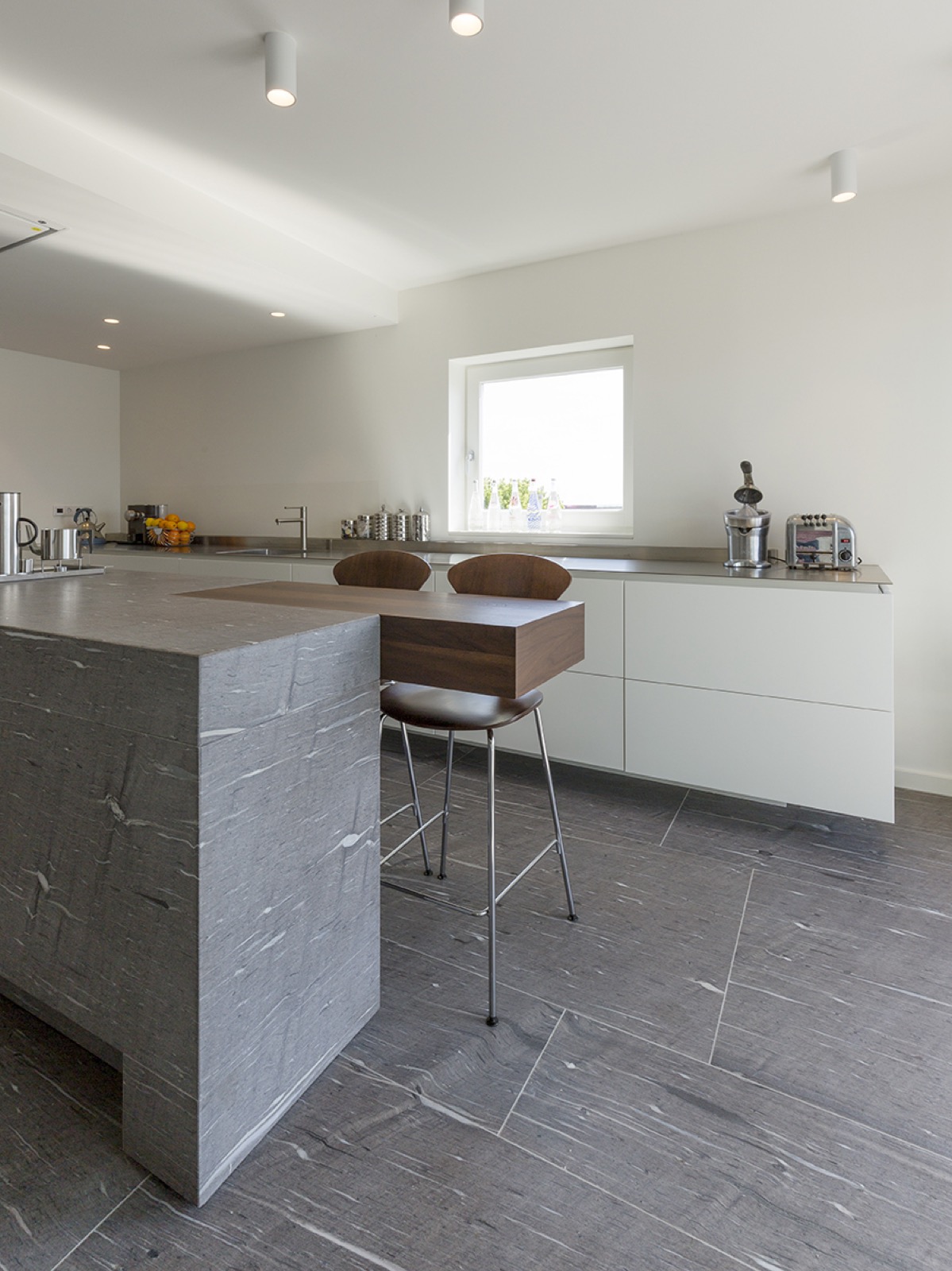 hubbers interieurmakers,Indoors,Room,Kitchen Island,Kitchen,Corner,Floor,Flooring,Sink,Sink Faucet,Light Fixture, Luxury, Design, Exclusive, Modern, Custom Made, Special, Beautiful