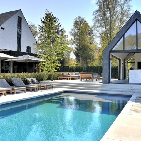 Outdoor pool and outdoor showers Villa Oisterwijk