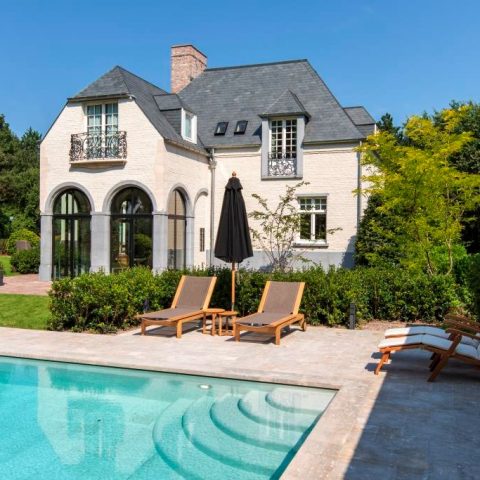 Surprising villa with pool house in the greenery