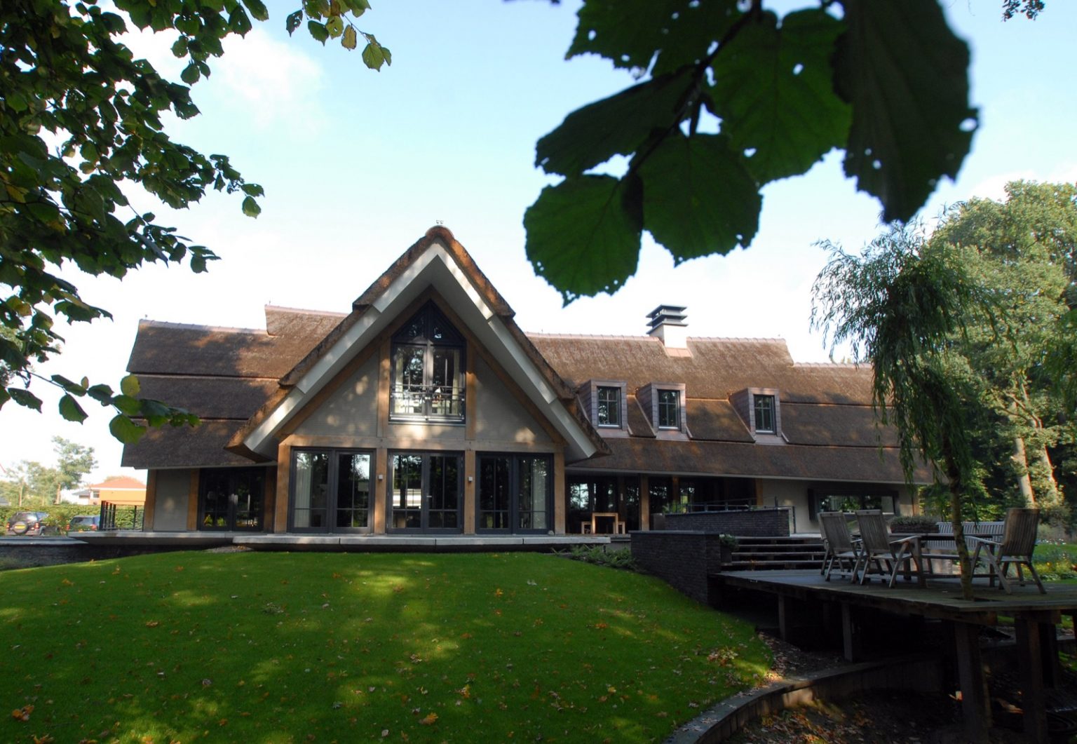 Sprinklerinstallatie rieten dak bij villa Winterswijk HOOG.design