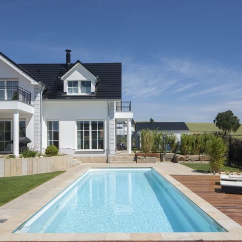Dynamic pool in beautiful surroundings